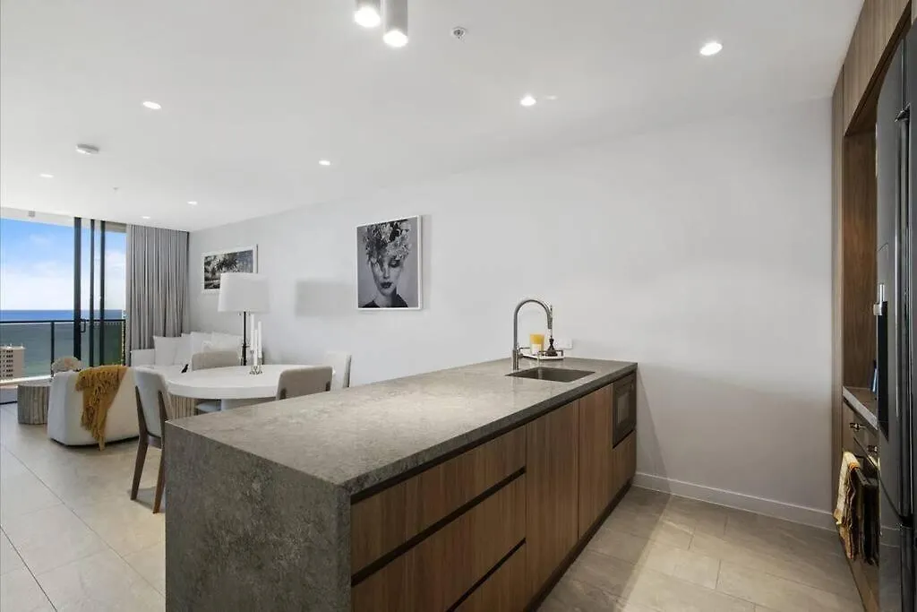 Broadbeach Elegant Apartment With Views! Gold Coast